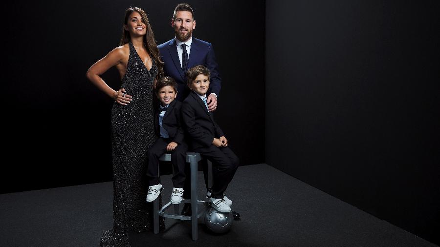 Lionel Messi posa com a mulher e os filhos antes da cerimônia "The Best", da Fifa - Michael Regan/Fifa/Getty Images