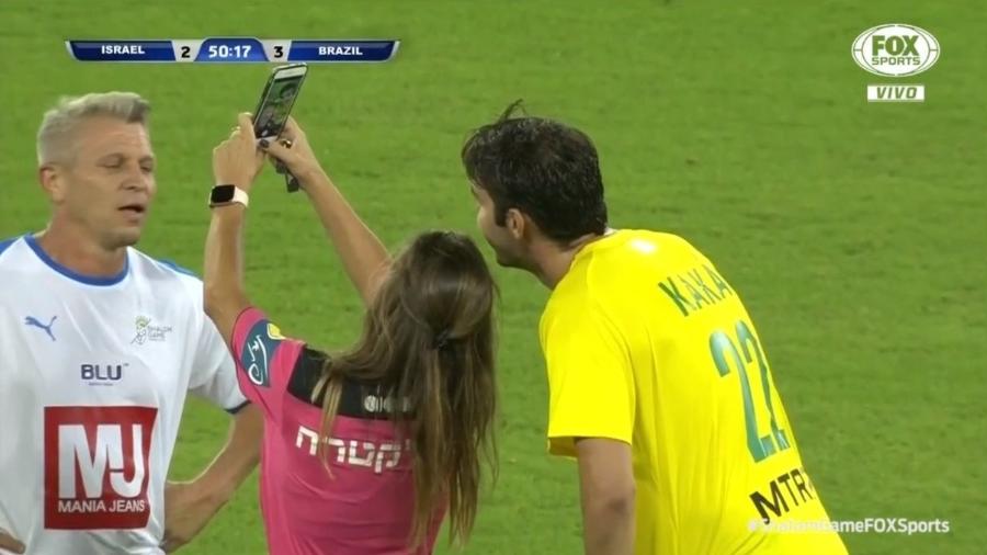 Kaká tira selfie com árbitra durante amistoso de lendas entre Brasil e Israel - Reprodução/Fox Sports