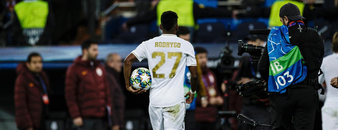 Rodrygo leva bola do jogo contra o Galatasaray para casa após marcar três vezes contra o time turco - Ricardo Nogueira/Eurasia Sport/Getty Images