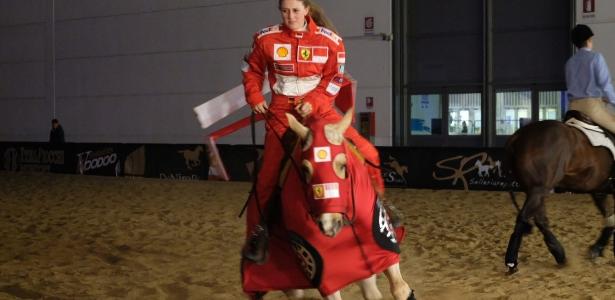 Prova de hipismo | Filha de Schumacher emociona com homenagem ao pai