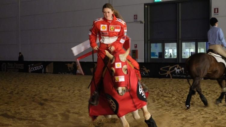 Gina Schumacher na época em que o pai corria na Ferrari