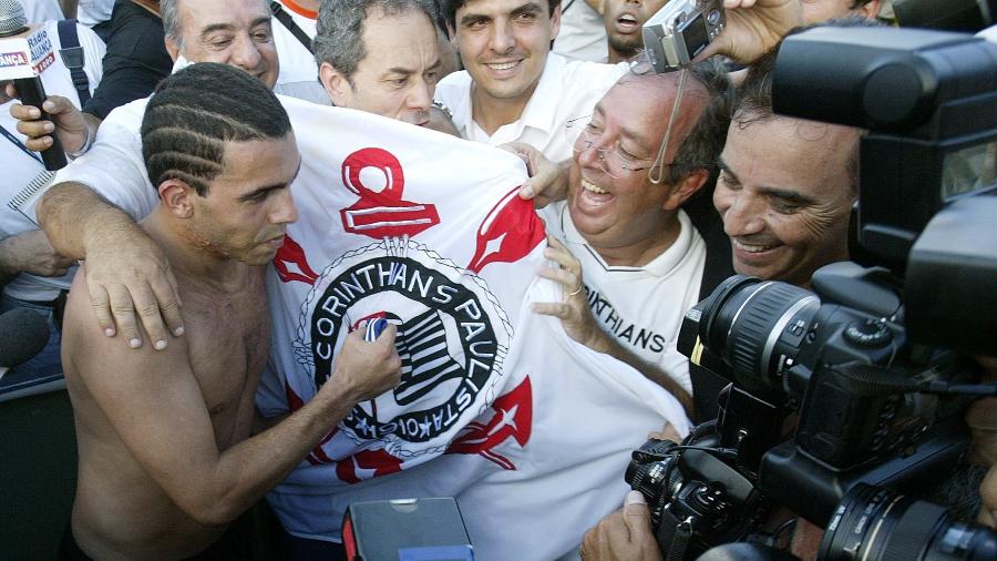 Tevez comemora a conquista do título brasileiro de 2005 pelo Corinthians - Bruno Domingos/Reuters