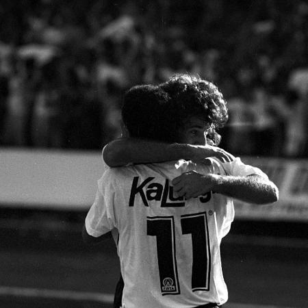 Mauro e Tupãzinho se abraçam ao celebrar gol do Corinthians em 1990 - Jorge Araújo/Folhapress