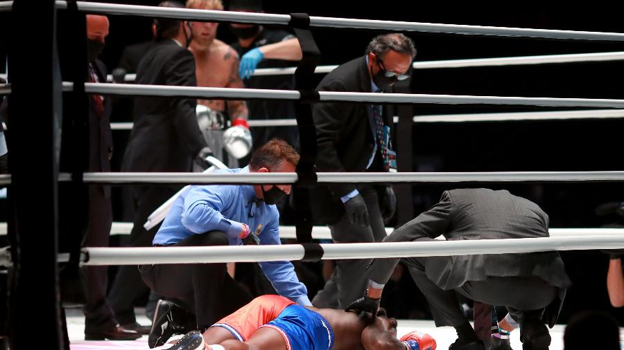 Nate Robinson foi nocauteado por Jake Paul no segundo round  - Joe Scarnici/Getty Images for Triller