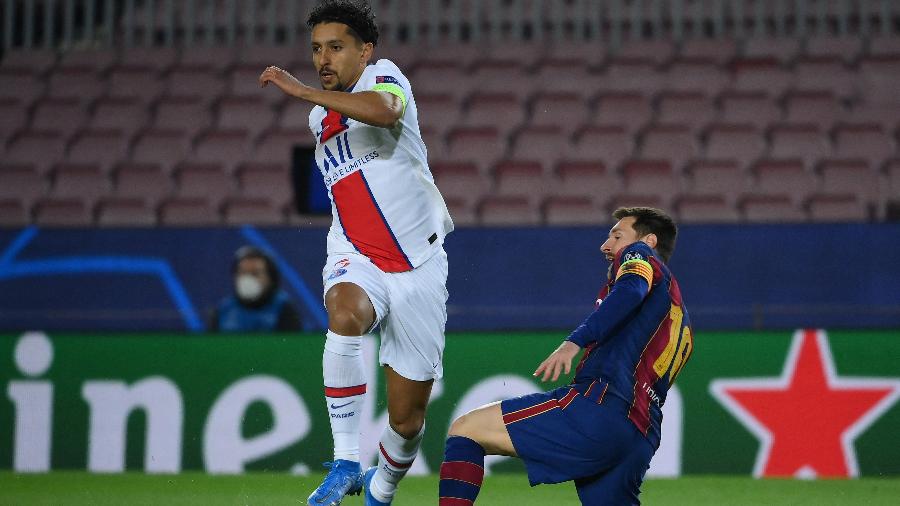 Lionel Messi tenta desarme em Marquinhos durante Barcelona x PSG pela Liga dos Campeões - LLUIS GENE / AFP