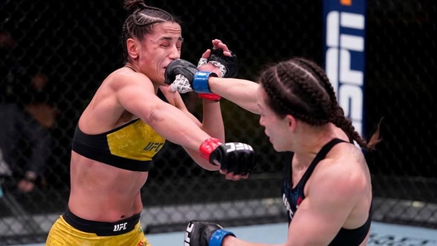A brasileira Glorinha de Paula (de calção amarelo) é golpeada pela americana Jinh Yu Frey durante luta pelo UFC Fight Night - Jeff Bottari/Zuffa LLC/Getty Images