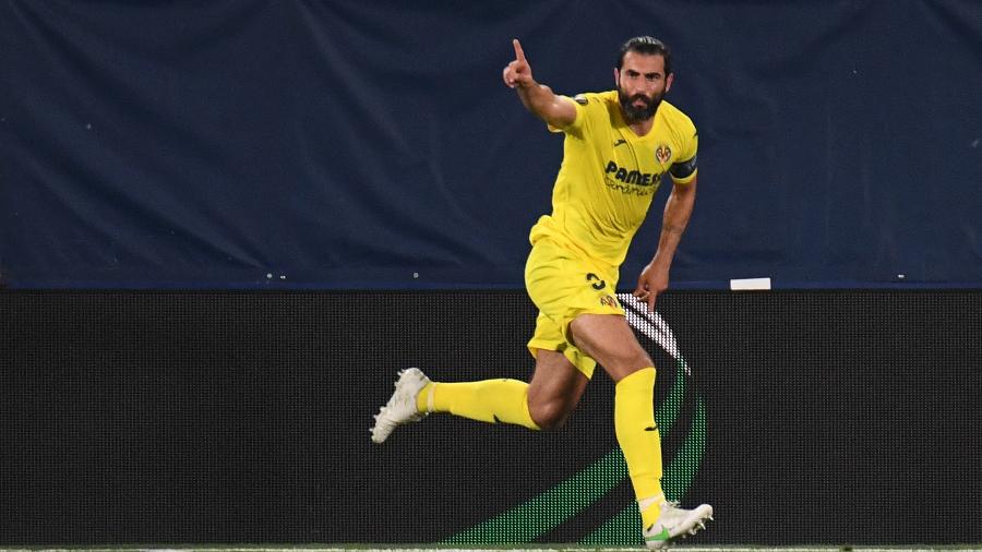 Raul Albiol marcou o segundo gol do Villarreal contra o Arsenal, na Liga Europa - JOSE JORDAN/AFP