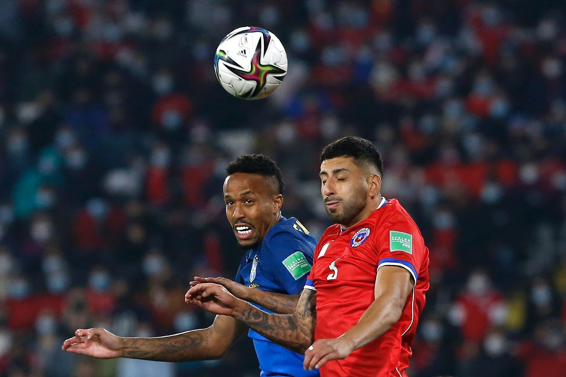Militão disputa lance em Chile x Brasil nas Eliminatórias - Getty Images