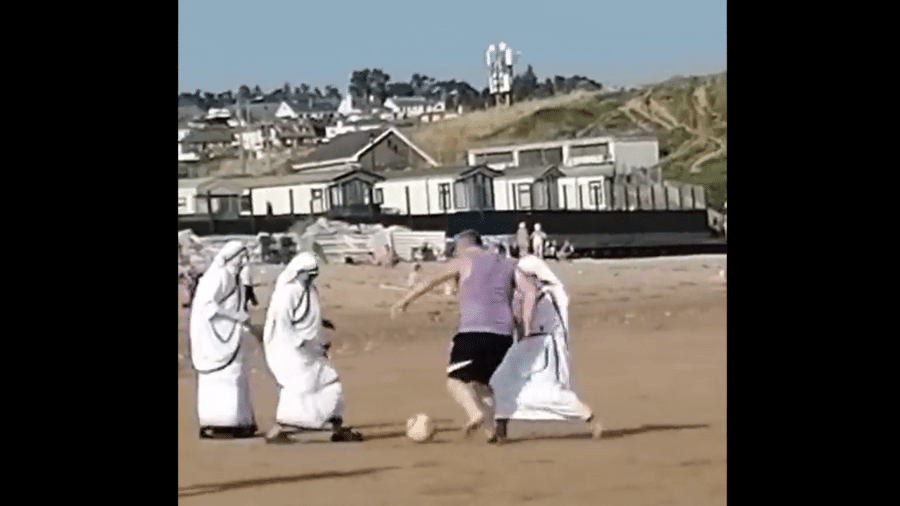 Freiras jogam futebol de areia na Irlanda - Reprodução/Twitter