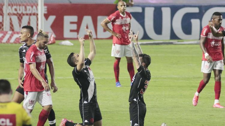 Vasco players celebrate goal against CRB for Serie B - THALITA CHARGEL/FUTURA PRESS/FUTURA PRESS/ESTADÃO CONTENT - THALITA CHARGEL/FUTURA PRESS/FUTURA PRESS/ESTADÃO CONTENTS