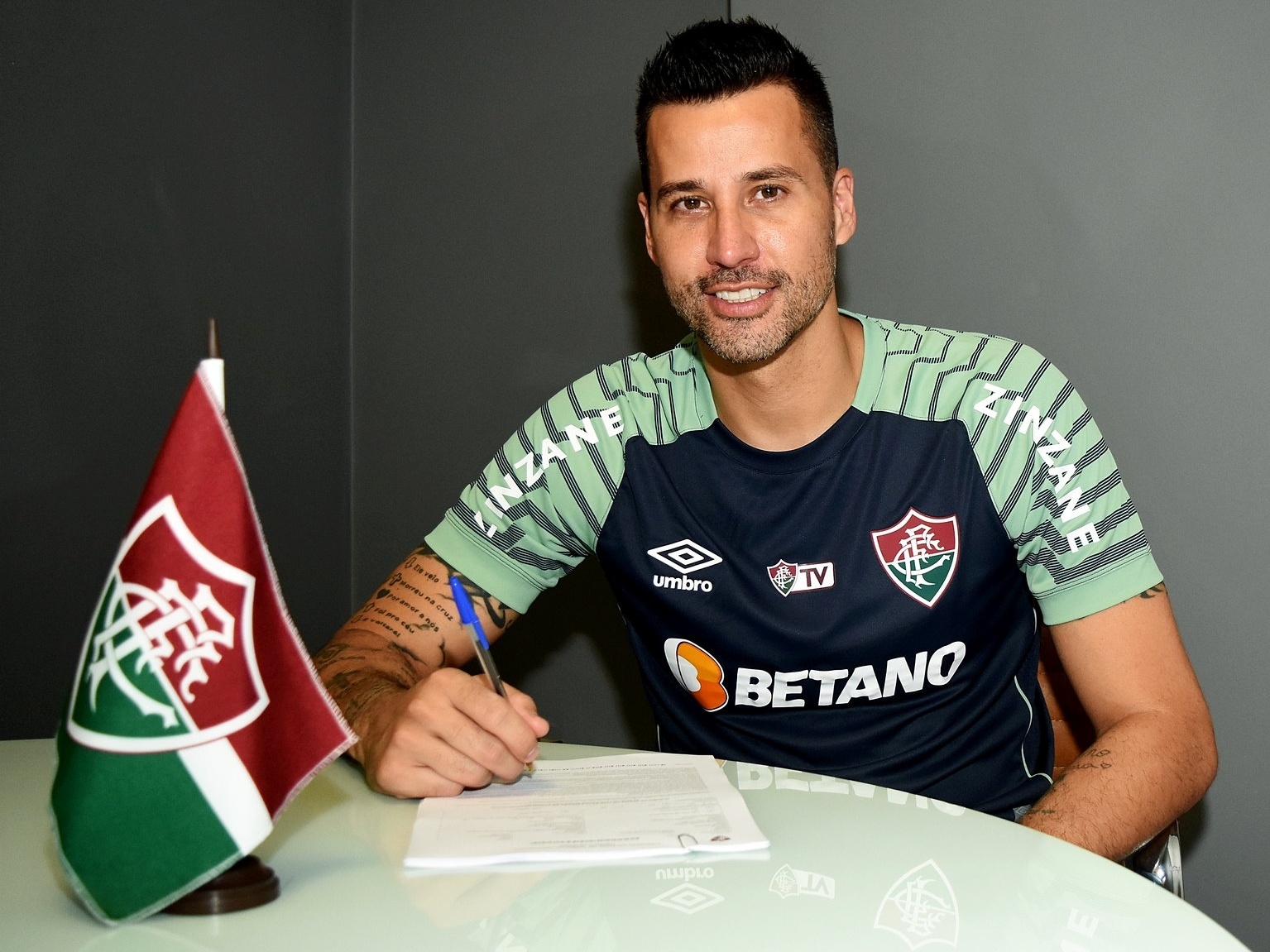 Fábio, do Fluminense, é eleito o melhor goleiro do mês de outubro