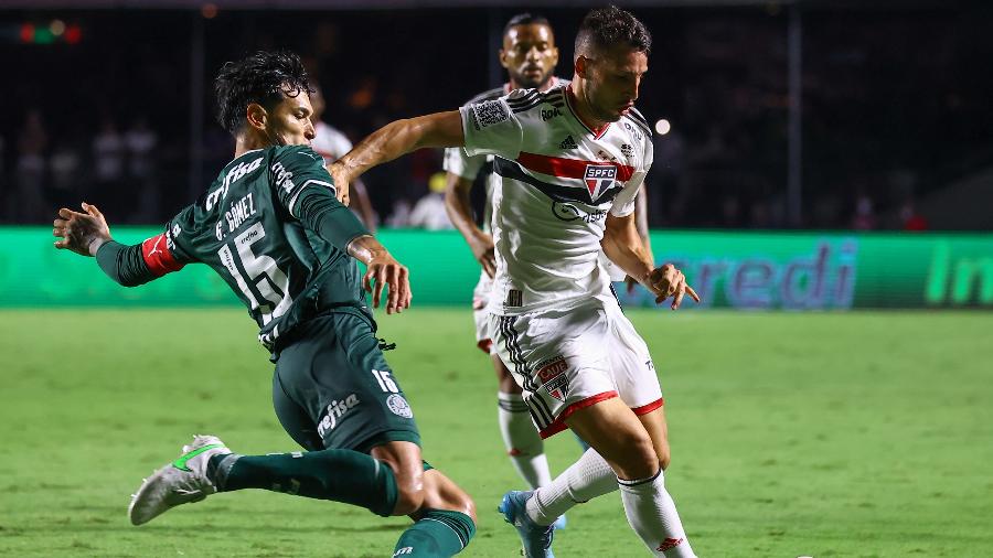 Gustavo Gómez e Calleri disputam lance na partida entre São Paulo e Palmeiras, pelo Paulistão - Marcello Zambrana/AGIF