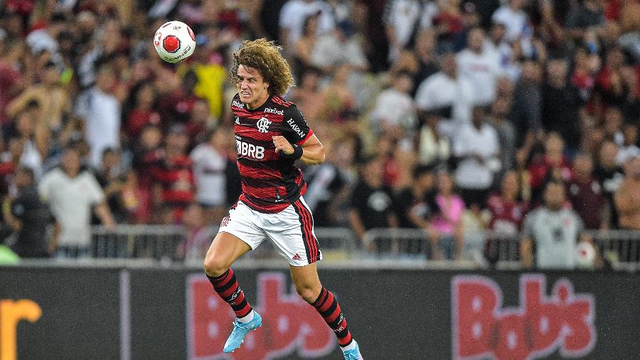 David Luiz em ação pelo Flamengo durante partida diante do Vasco, no Maracanã - Thiago Ribeiro/AGIF