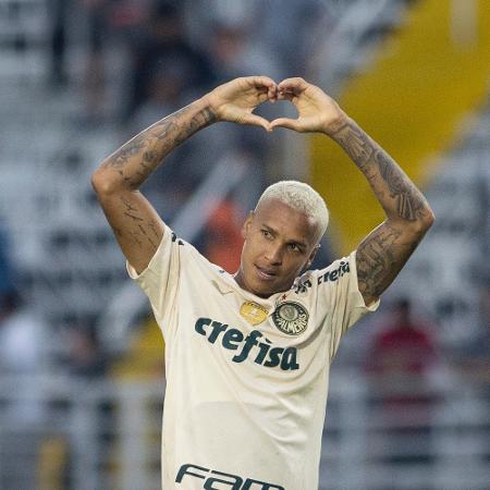 Deyverson celebra com torcedores seu gol pelo Palmeiras contra o Bragantino - Diogo Reis/AGIF