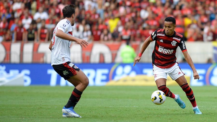 Lázaro parte para cima de Igor Gomes em Flamengo x São Paulo, pelo Brasileirão - Marcelo Cortes / Flamengo