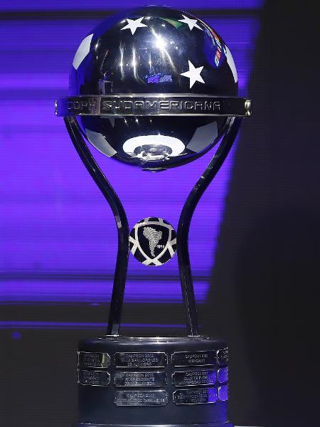 Troféu da Copa Sul-Americana durante sorteio da fase de grupos da edição de 2022 - Nathalia Aguilar - Pool/Getty Images