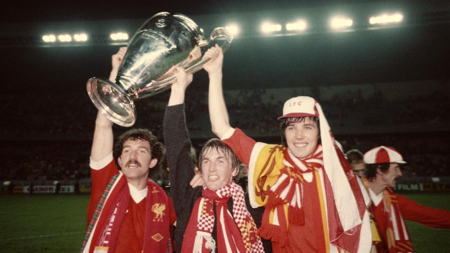 Jogadores do Liverpool comemoram o título da Champions de 1981 em vitória sobre o Real Madrid na final - Allsport/Getty Images/Hulton Archive