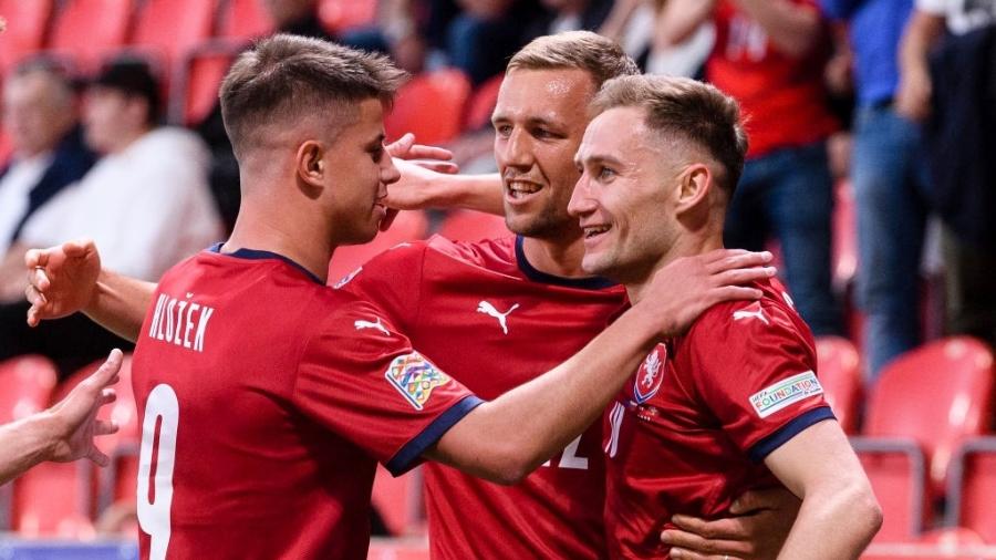 Jogadores da República Tcheca comemoram gol sobre a Suíça na Liga das Nações - Marcio Machado/Eurasia Sport Images/Getty Images