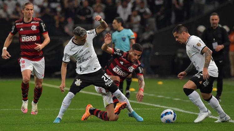 Adson e Fagner, do Corinthians, disputam bola com João Gomes, do Flamengo, pela Libertadores - NELSON ALMEIDA / AFP - NELSON ALMEIDA / AFP