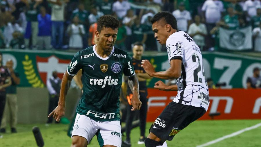 Marcos Rocha tenta passar pela marcação de Cantillo durante Palmeiras x Corinthians no Brasileirão 2022 - Marcello Zambrana/AGIF
