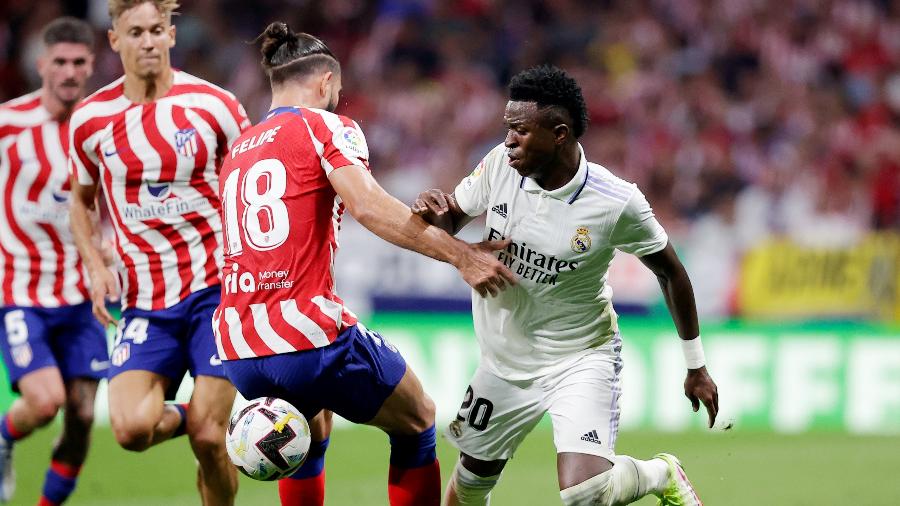 Brasileiros, Felipe e Vinicius Júnior disputam a bola durante Atlético de Madri x Real Madrid - David S. Bustamante/Soccrates/Getty Images