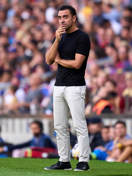 Xavi Hernandez, técnico do Barcelona, em jogo contra o Elche pelo Campeonato Espanhol - Alex Caparros/Getty Images