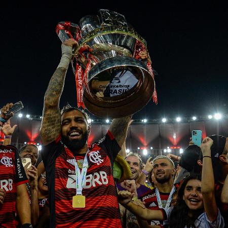 Gabigol, do Flamengo, posa com taça da Copa do Brasil após vitória sobre Corinthians - Marcelo Cortes/Flamengo