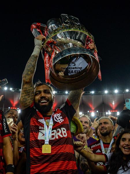 Gabigol, do Flamengo, posa com taça da Copa do Brasil após vitória sobre Corinthians - Marcelo Cortes/Flamengo