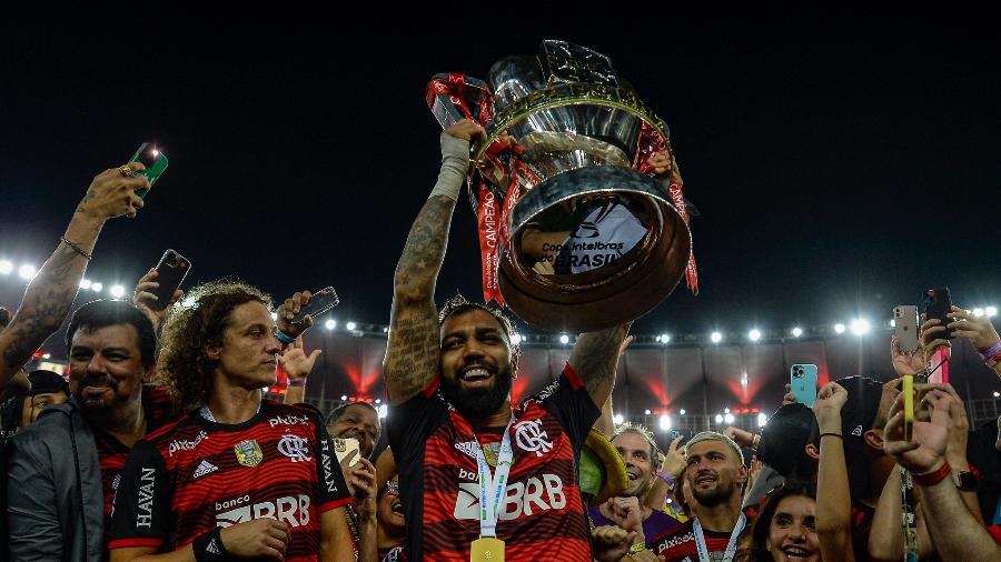 Gabigol, do Flamengo, posa com taça da Copa do Brasil após vitória sobre Corinthians - Marcelo Cortes/Flamengo
