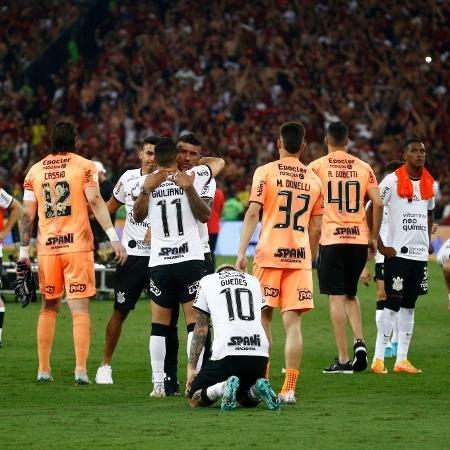 Jogadores do Corinthians lamentam perda do título da Copa do Brasil para o Flamengo, no Maracanã - Wagner Meier/Getty Images