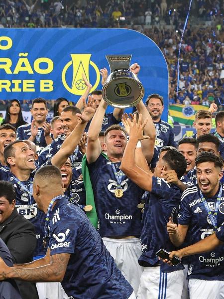 Jogadores do Cruzeiro levantam troféu da Série B após jogo contra o CSA - Gilson Junio/AGIF