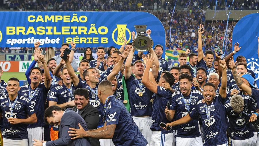 Jogadores do Cruzeiro levantam o troféu da Série B de 2022 após jogo contra o CSA; edição 2023 ainda sem TV - Gilson Junio/AGIF