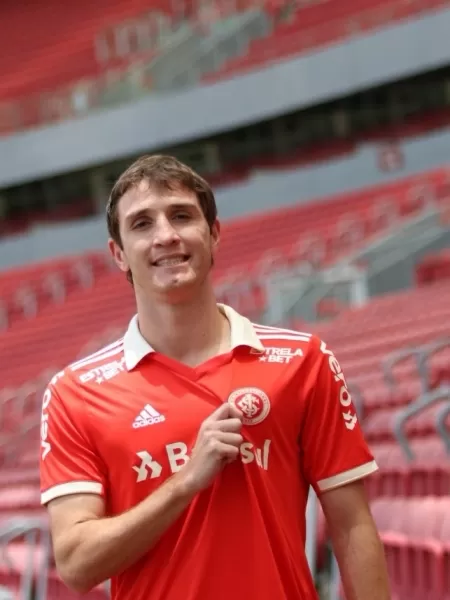 Especulado no Flamengo, saiba como joga o lateral Mario Fernandes