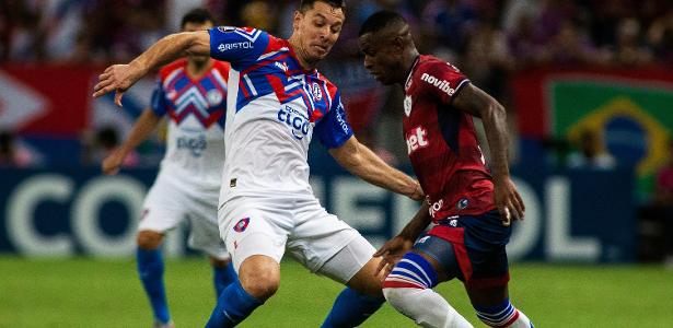 Jogadores de Fortaleza e Cerro Porteño disputam a bola no jogo de ida da 3ª fase da pré-Libertadores
