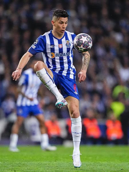 Mateus Uribe domina a bola em duelo entre Porto e Internazionale, pela Liga dos Campeões - Pedro Loureiro/Eurasia Sport Images/Getty Images