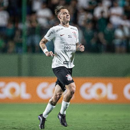 Avelar diz que estreia como zagueiro pelo Corinthians foi melhor