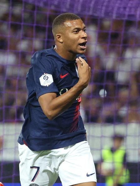 Mbappé, do PSG, comemora após marcar contra o Toulouse, pelo Francês