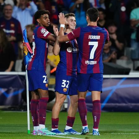 Jogadores do Barcelona comemoram gol marcado por Fermin López contra o Shakhtar Donetsk pela Champions League