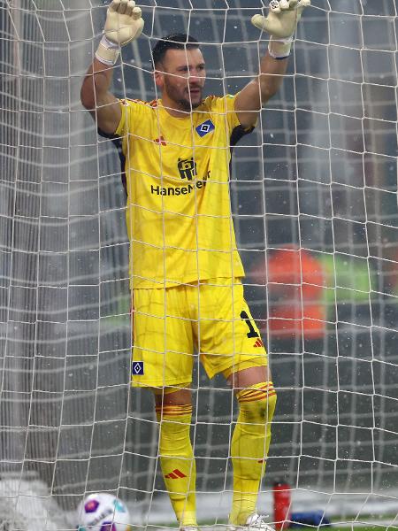 Goleiro Daniel Heuer Fernandes lamenta gol contra em Hamburgo x St. Pauli  - Joern Pollex/Getty Images