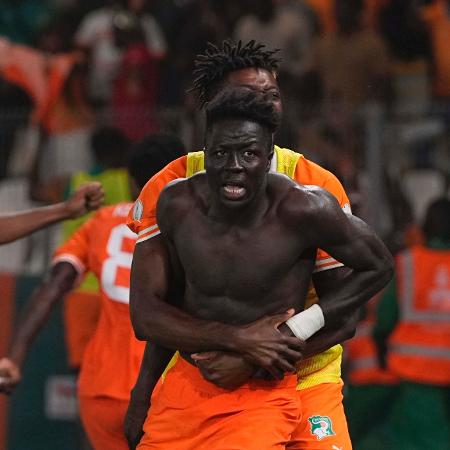 Oumar Diakite, da Costa do Marfim, comemora após marcar contra Mali, na Copa Africana de Nações