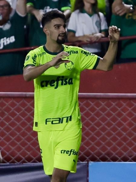 Flaco López celebra o seu sétimo gol em oito jogos, que abriu a vitória do Palmeiras sobre a Portuguesa, no Canindé