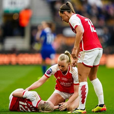 Frida Maanum, do Arsenal, caída em campo durante jogo contra o Chelsea pela Copa Continental