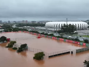 CTs de Inter e Grêmio alagam após chuvas em Porto Alegre; veja imagens