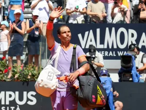 Nadal sofre derrota dura em Roma, mas dá esperança sobre Roland Garros