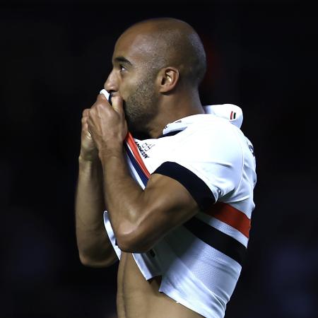 Lucas, do São Paulo, comemora após marcar contra o Cruzeiro, pelo Brasileirão