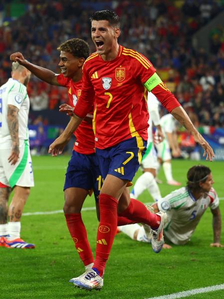 Jogadores da Espanha comemoram gol diante da Itália na Eurocopa