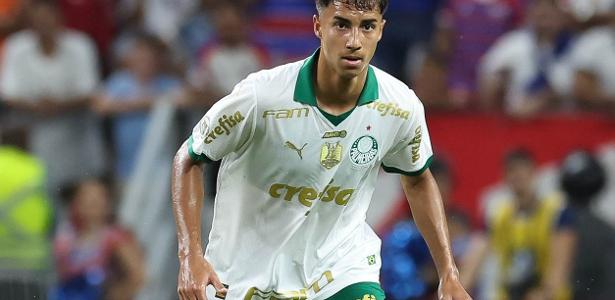 Vitor Reis perde espaço no Palmeiras após rápida ascensão na equipe.