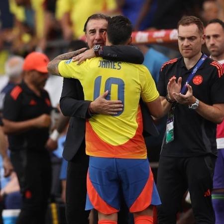 Néstor Lorenzo, técnico argentino da Colômbia, abraça James Rodríguez