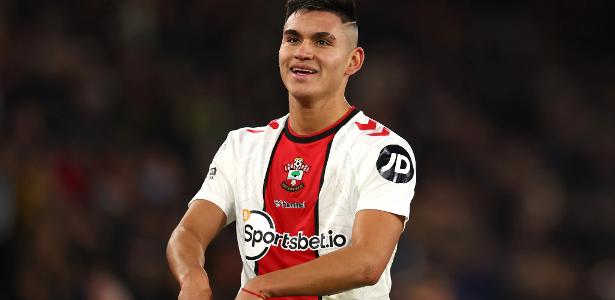 Flamengo negocia com Southampton para contratação de Carlos Alcaraz