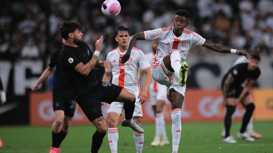 Yuri Alberto, do Corinthians, e Vitão, do Internacional, em ação durante jogo do Campeonato Brasileiro